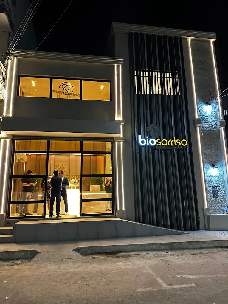 Fachada iluminada da Biosorriso Implantes no centro de Irecê